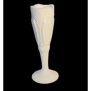 Wonderful Vtg Kemple Jubilee Pattern Milk Glass 6.25 in High Trumpet Bud Vase